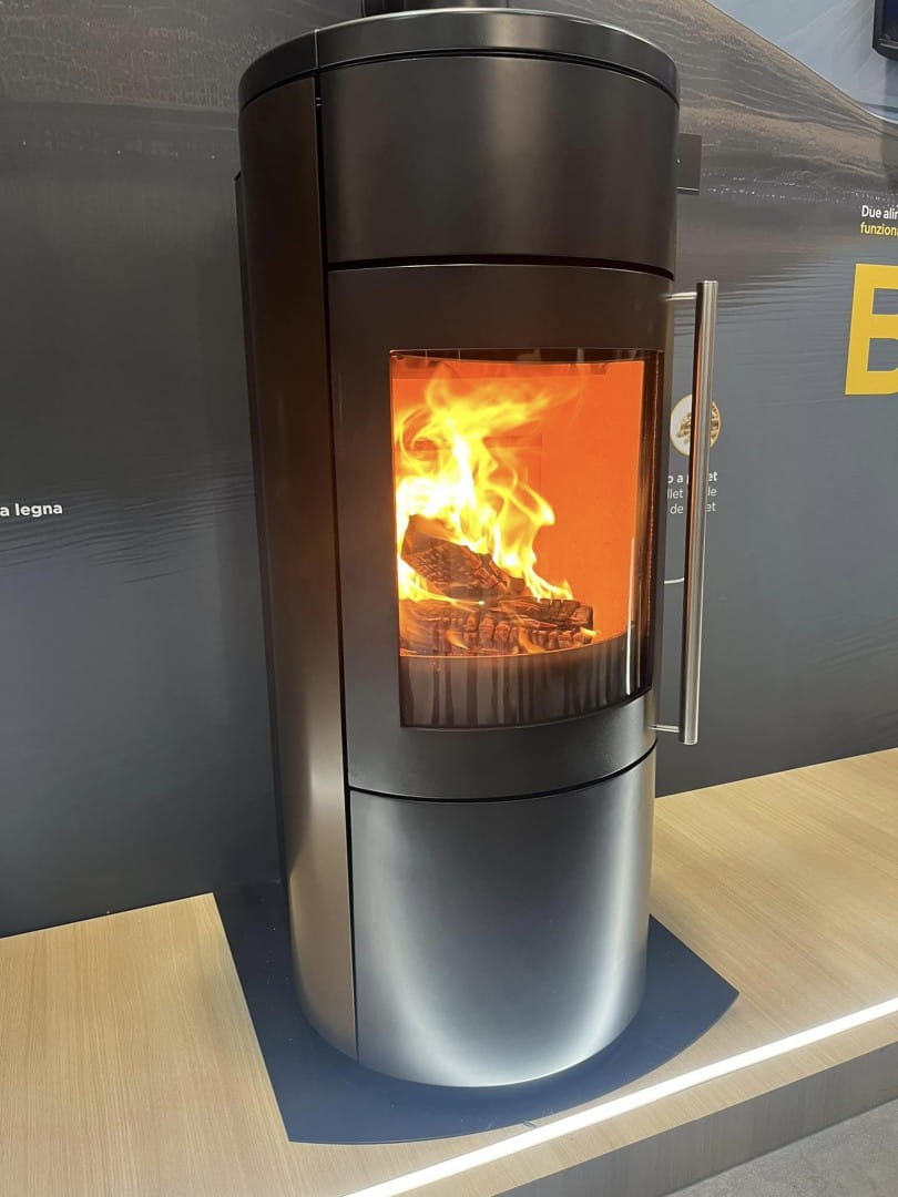 Nobis Libera 8 hybridkamin med ren glasfunktion, klar sikt mot elden.