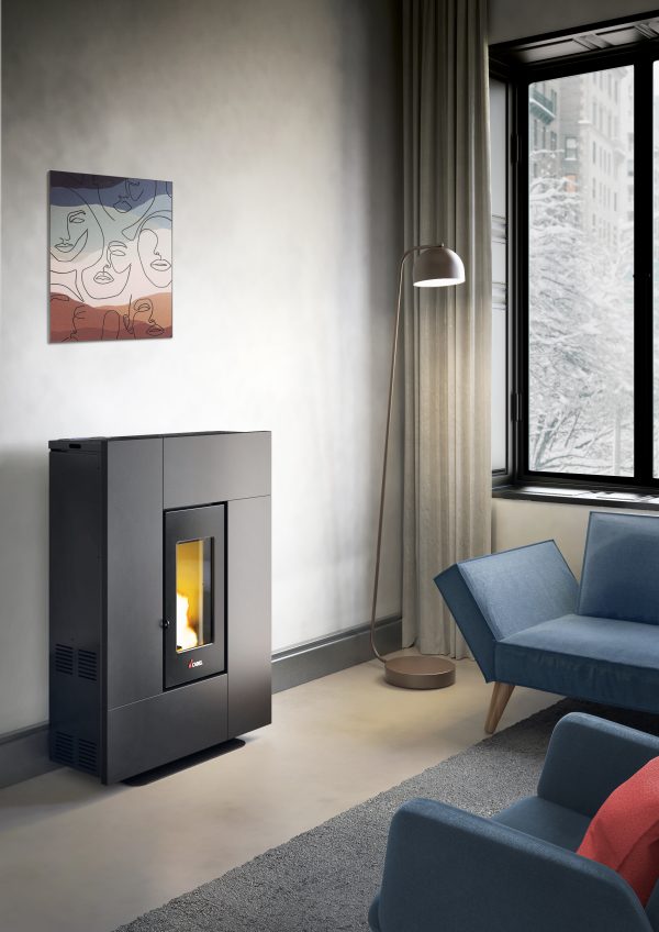 Pelletskamin Grace 7 kW placerad i modernt vardagsrum, kompakt pelletskamin med stilren design och effektiv uppvärmning.