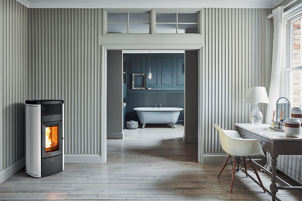 MCZ Musa CORE pelletskamin med CORE teknologi i modern hallmiljö och effektiv uppvärmning