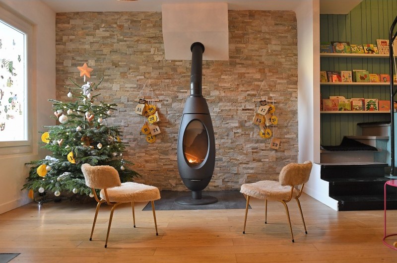 Invicta Ode gjutjärnskamin i vardagsrum, fransk braskamin med oval design
