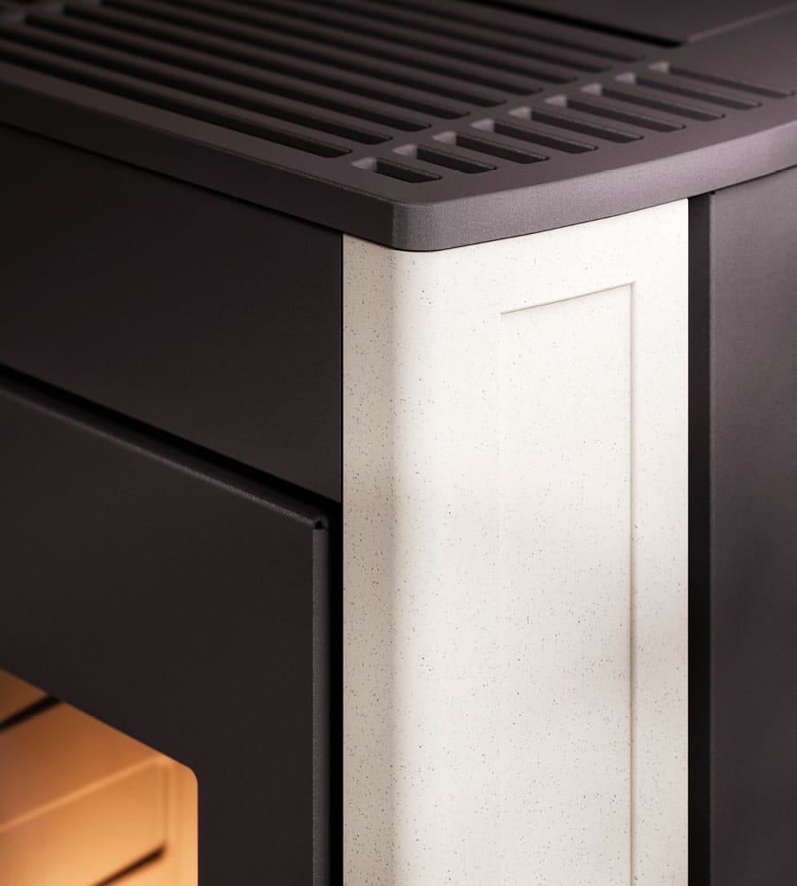 Detaljbild på vit keramisk sida till pelletskamin CADEL Perla 7 kW med exklusiv finish