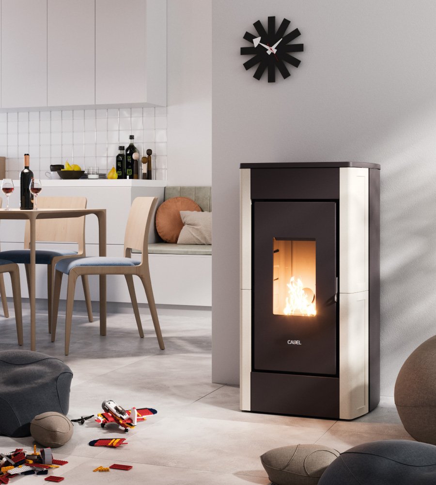 Pelletskamin CADEL Perla 7 kW i vit keramik placerad i modernt vardagsrum med stilren inredning