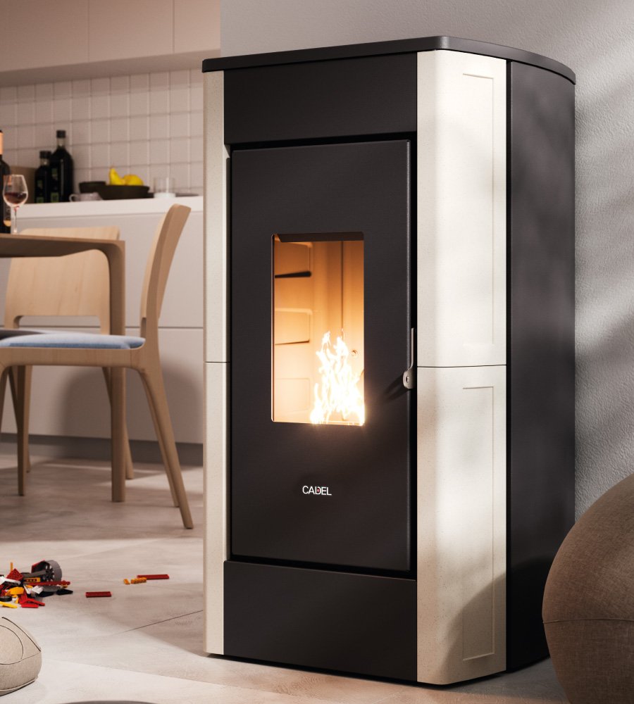 Vit keramisk pelletskamin CADEL Perla 7 kW i modernt kök och matplats med varm eld