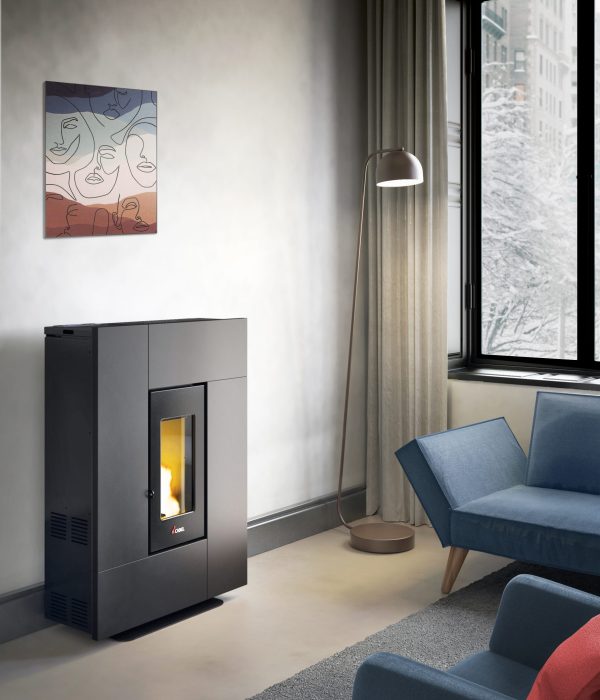 Pelletskamin Grace 7 kW placerad i modernt vardagsrum, kompakt pelletskamin med stilren design och effektiv uppvärmning.