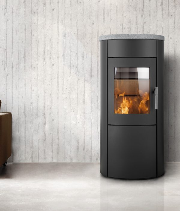 HETA Scan-Line 805 Aqua med täljstentopp – vattenmantlad kamin med dansk design, effektiv värme och snygg installation i modern hemmiljö.